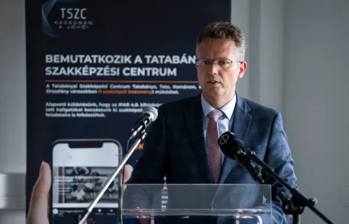 Hankó Balázs a sajtótájékoztatón, Tatabányán